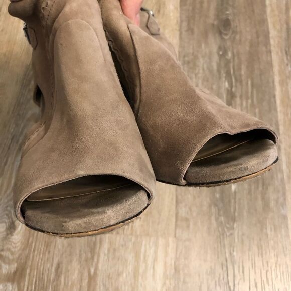 Vince Camuto Conley Buckle tan suede leather peep toe booties sandals heels-8.5M - Picture 4 of 16